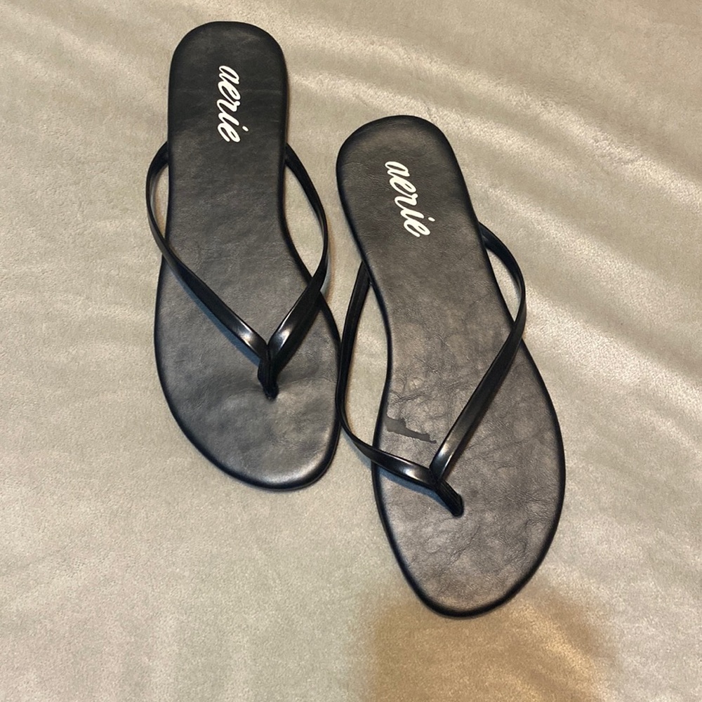 Size 9 never worn black aerie flip flops